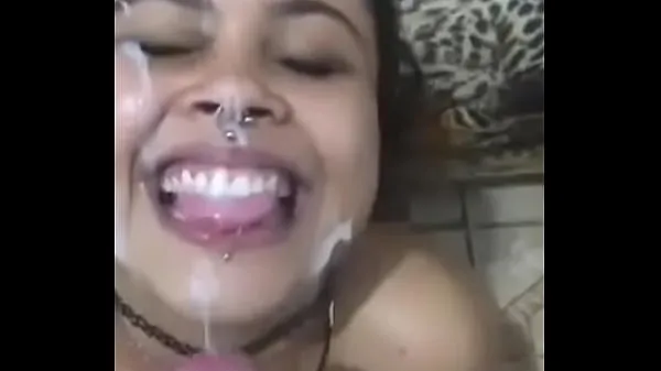 O servitoare grasa primeste o sarcina pe fata intr-o scena porno