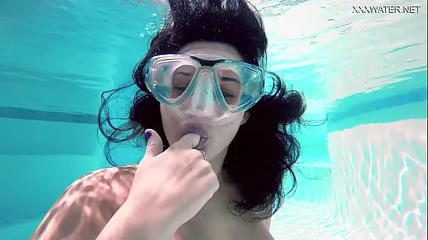 Brita Piskova se masturbeaza sub apa in piscina xxx bruneta