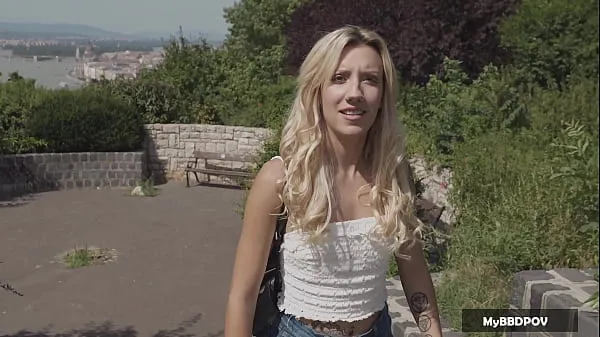 Turism anal al unei fete americane singuratice in Budapesta