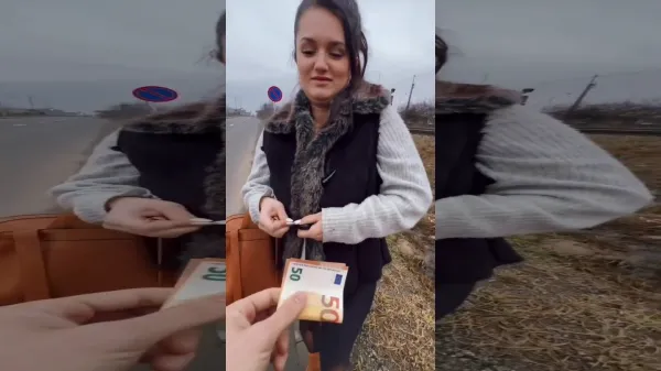 Prostituata romanca care se fute in masina pentru banii