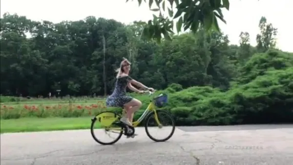 Tanara draguta agatata in parc cand merge pe bicicleta porno romanesc gratis