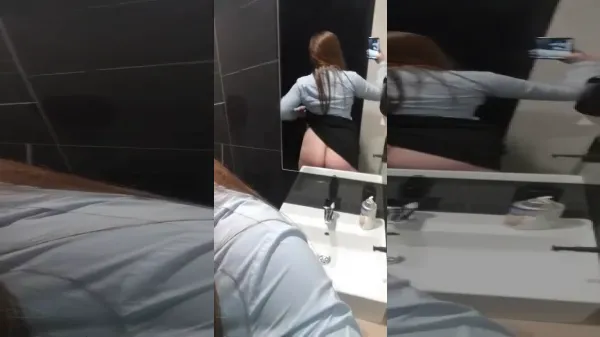 Angajata de la cazino se masturbeaza la baie si arata curu sexi