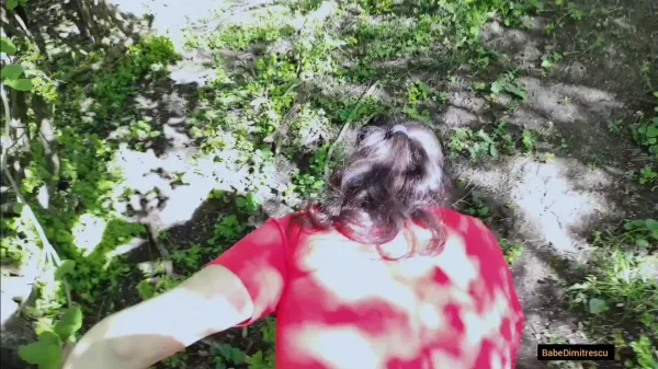 Escursionista este fututa in natura pe la spate