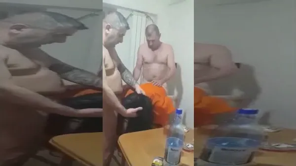 Bruneta romanca fututa de doi barbati maturi sex din picioare