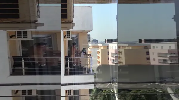 Xxx romanesc pe balcon gagica filmata cand e fututa la mare