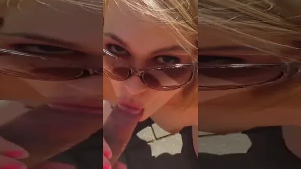 Blonda se apuca sa o suga in parc fara rusine