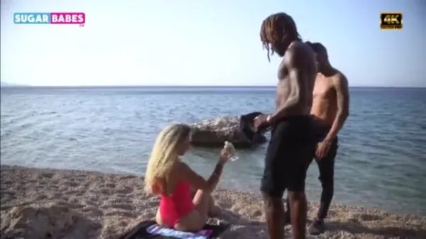 Evelina chivu de La iumor xxx se fute in nisip cu doi negri dotati sex la mare