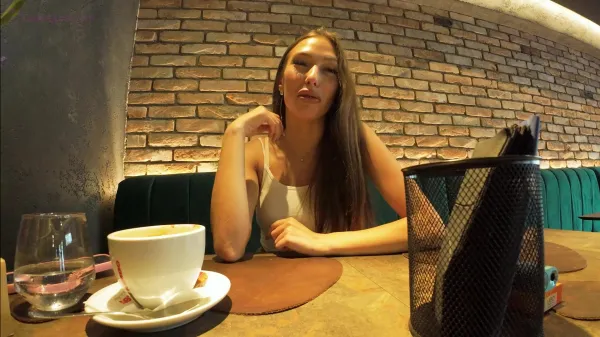 Laura quest face sex cu varul ei dupa ce ies in oras la cafea xxx cand se intorc acasa