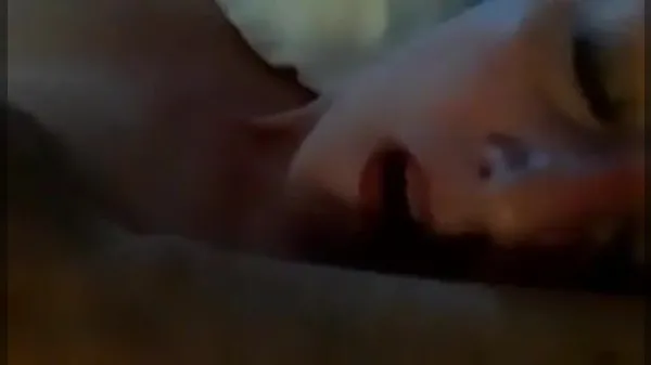 Milfa care are orgasm puternic cand se freaca cu degetele la pizda