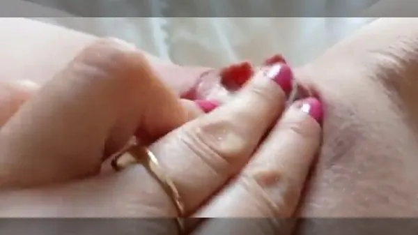 Tanara care se joaca frumos cu pizda ei prea draguta xxl