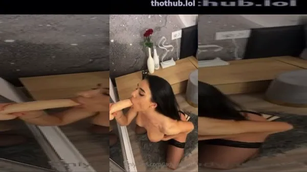 Bruneta focoasa sexy rau baga o muie la un dildo mare si gros