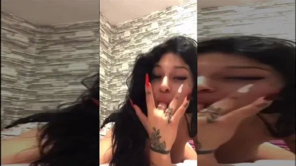 Bruneta pornista romanca care se masturbeaza pe manele xxl