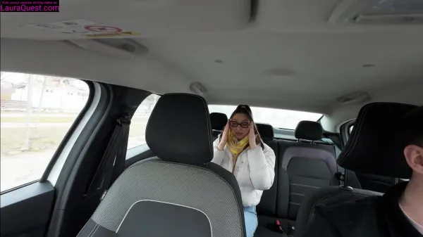 Laura quest porno in rol de studenta pornista face sex in masina