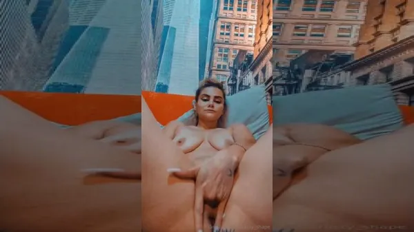 Romanca excitata isi rupe pizdocul cu toate degetele bagate adanc