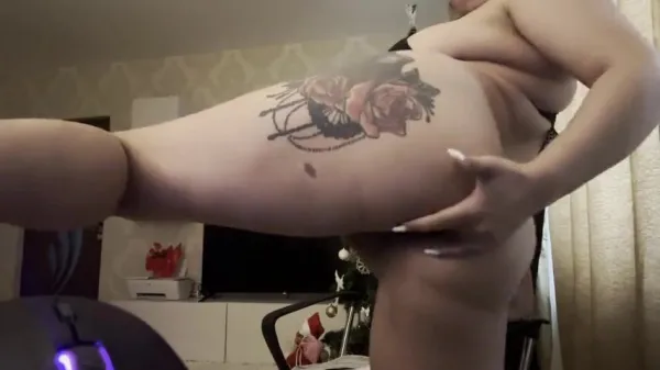 Milfa tatuata cu ditamai tatele se masturbeaza ca este prea grasa