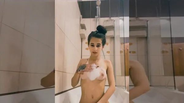 Romanca perversa in cada se da cu spuma pe corp
