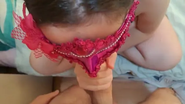 Bruneta matura cu masca pe fata suge pula ca pe acadea porno