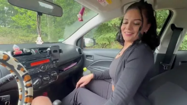 Romanca bruneta care este dusa in padure cu masina si acolo este fututa xxx